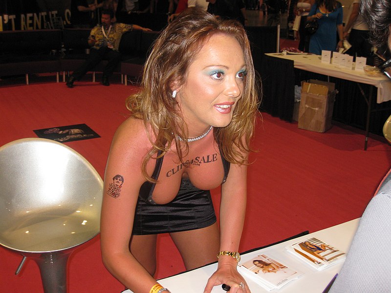 File:Lindsey Lovehands at Exxxotica Miami 2009 (5).jpg