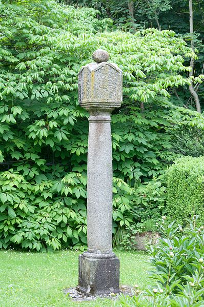 File:Linz Ebelsberg Pestsäule Schlosspark.jpg