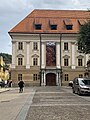 Palača Turjak, baročna aristokratska vogalna stavba iz sredine 17. stoletja; neoklasicistična fasada sega v 19. stoletje. Glavna stavba Mestnega muzeja Ljubljana