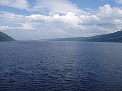 Baie Urquhart et Loch Ness vus de la Tour Grant au Château Urquhart.