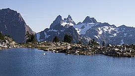 Tangki bawah Danau dan Cerobong Batu di Danau Alpine Gurun, Mt Baker Snoqualmie Hutan Nasional (31988981501).jpg