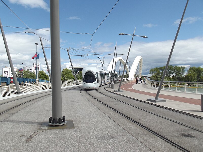 File:Lyon prolongement tram T1 2014 3.jpg