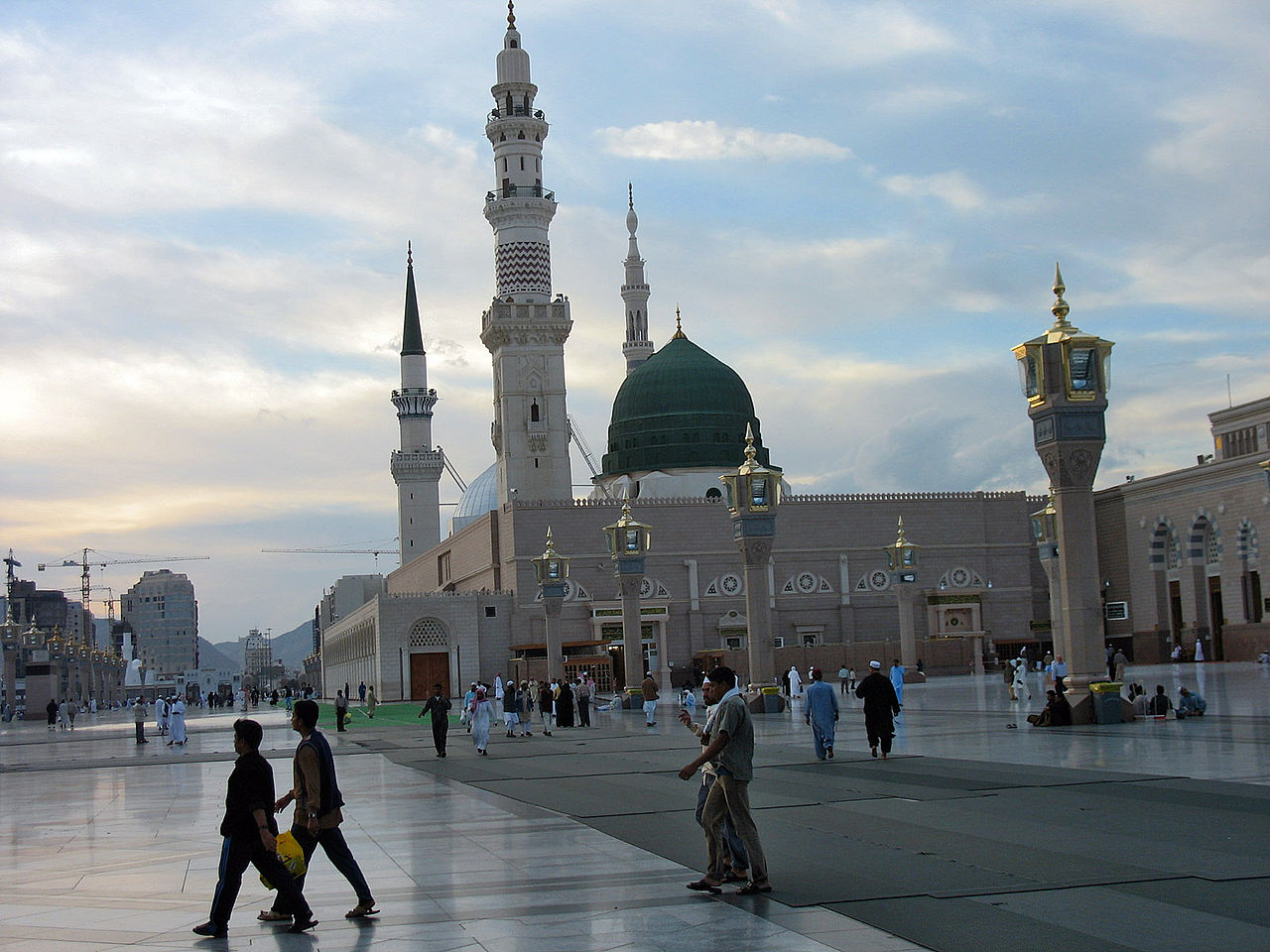 File:Madinah Haram at sunset (2560580351).jpg - Wikimedia Commons