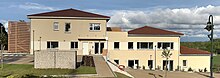 Un bâtiment de couleur beige qui accueille une maison de santé et une résidence pour séniors.