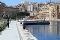 Viele Touristen fliegen wegen der schönen Hafenstädtchen nach Malta.