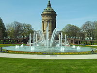 Le château d'eau et la fontaine, sur la place Frédéric.