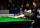 Deutsch: Bild aufgenommen in Berlin während des German Masters im Snooker 2015. Mark Selby, Marcel Eckardt. English: Picture taken in Berlin during the Snooker German Masters in 2015. Mark Selby, Marcel Eckardt.