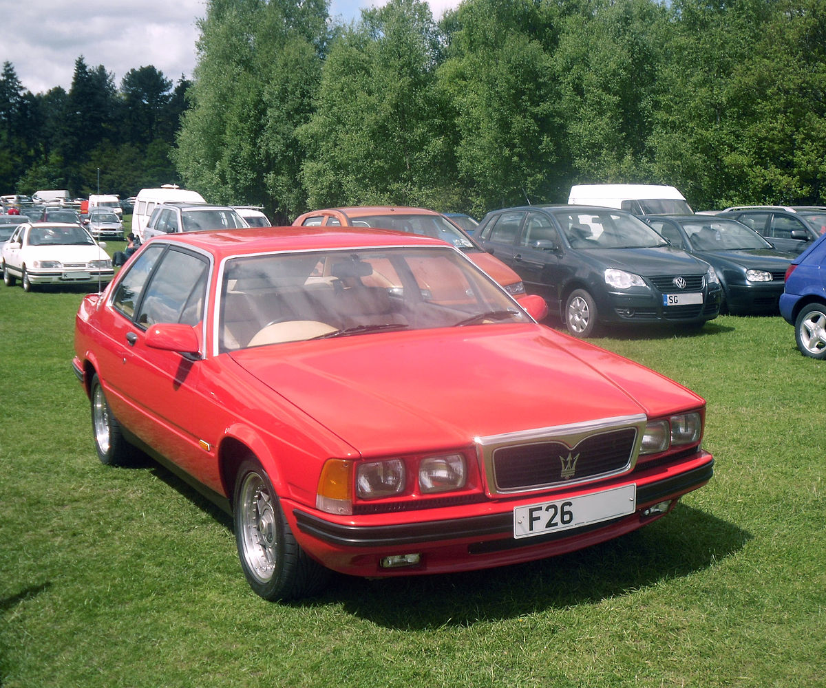 Fichier:Maserati 228 1989, front left, red.jpg — Wikipédia