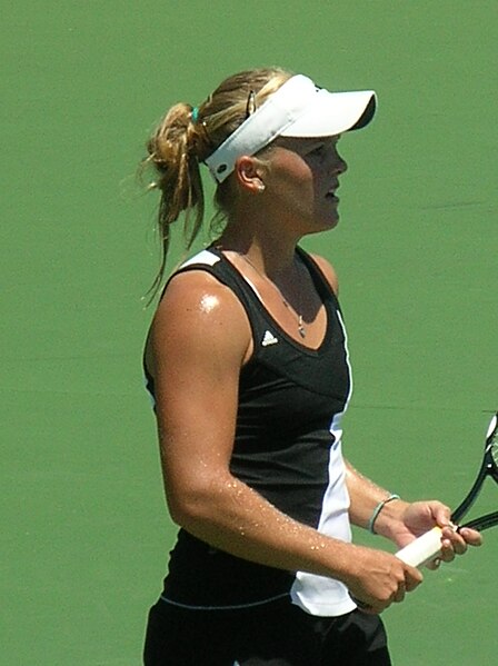 File:Melanie Oudin practicing at Bank of the West Classic 2010-07-25 4.JPG