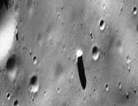 O Monólito de Fobos (direita, ao centro), fotografada pela Mars Global Surveyor (MOC Image 55103) em 1998. Imagem fotografada pela Mars Global Surveyor.