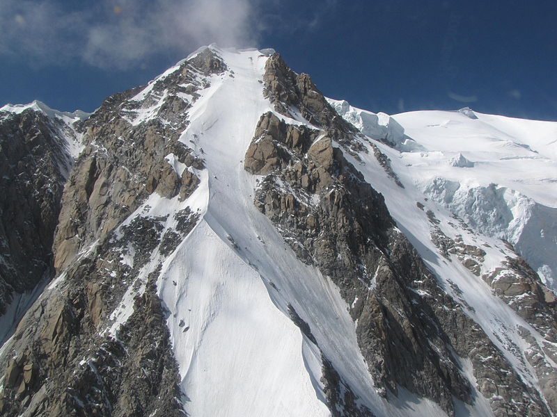 File:Mont Blanc de Courmayeur - Peuterey ridge.jpg