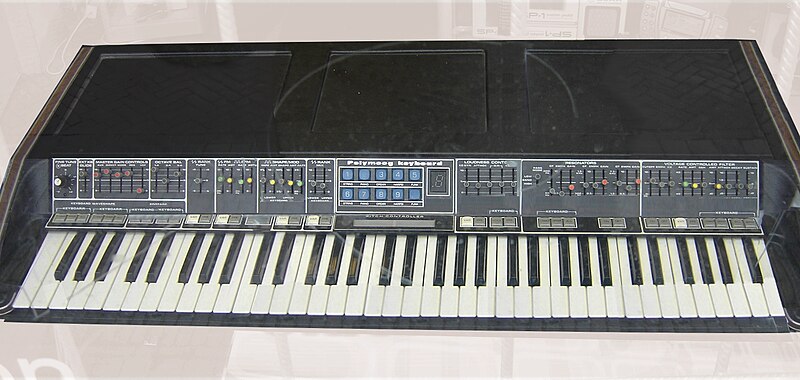 File:Moog Polymoog Synthesizer.jpg