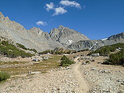 Mount Agassiz ze severoseverozápadu, z turistické trasy Bishop Pass Trail