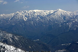 南西側の三方岩岳から望む人形山（左）と三ヶ辻山（右）