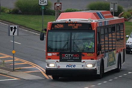 A Great Neck-bound n20H bus turning onto Northern Boulevard from Old Northern Boulevard in the Roslyn portion of Flower Hill.