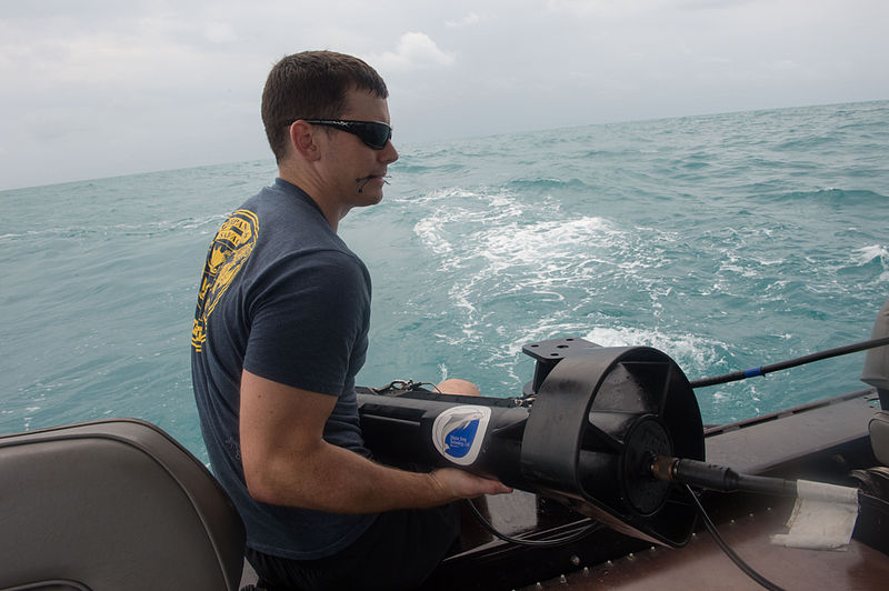 File:Navy divers support AirAsia Flight QZ8501 search efforts 150104-N-DC018-393.jpg