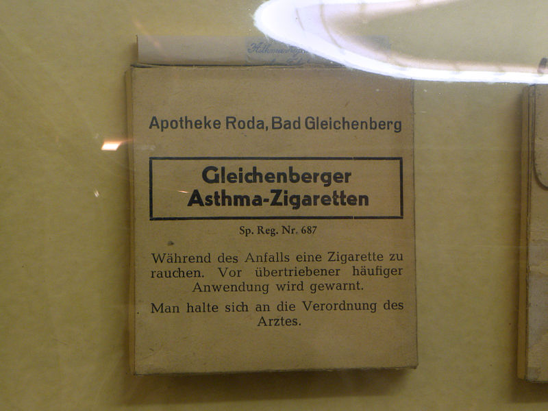 File:Oberzeiring - Tabakmuseum - Gleichenberger Asthma-Zigaretten - Packung von vorne.jpg