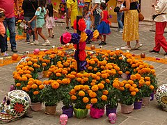 Ofrenda del Día de muertos en la Casa de la Cultura Víctor Sandoval 05.jpg