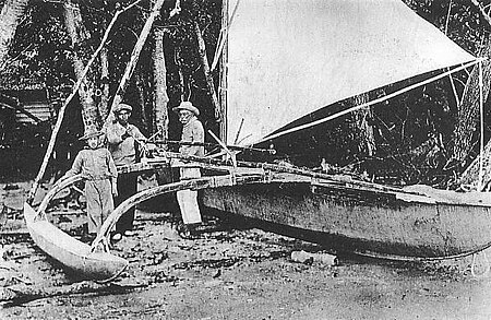 ไฟล์:Oubeikei-Tomin_and_outrigger_canoe_circa_1930.JPG