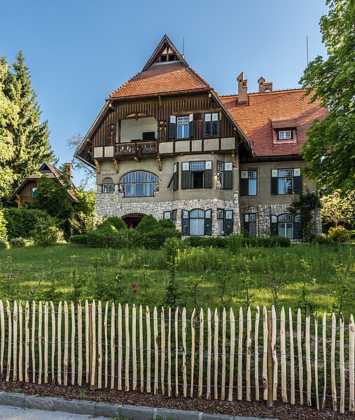 File:Pörtschach Winklern Hauptstraße 106 Villa Edelweiss und 108 Und-Häuschen 27052017 8808.jpg