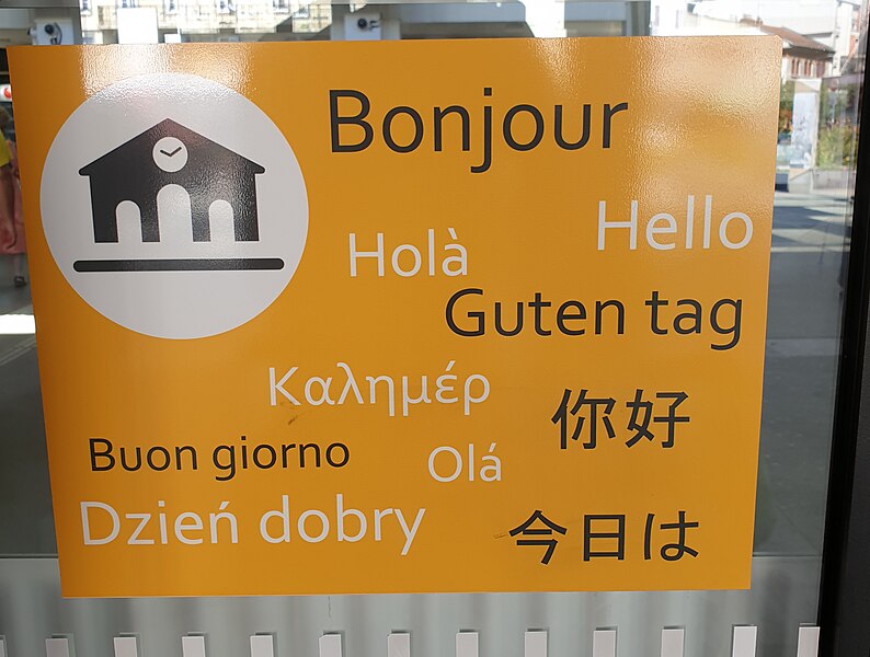File:Panneau d'accueil multilingue, gare de Clermont-Ferrand.jpg