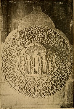 सादड़ी जैन मन्दिर में पार्श्वनाथ की आकृति