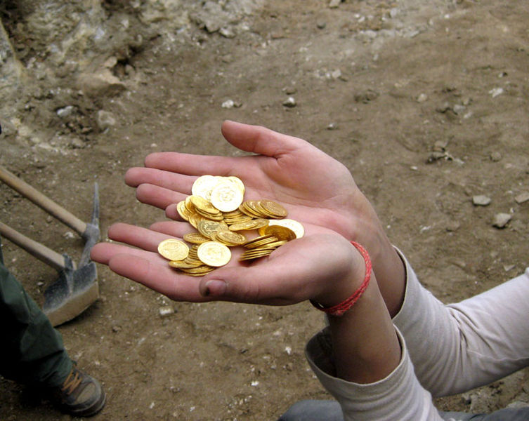 File:Part of Hoard thet was found in City of David.jpg