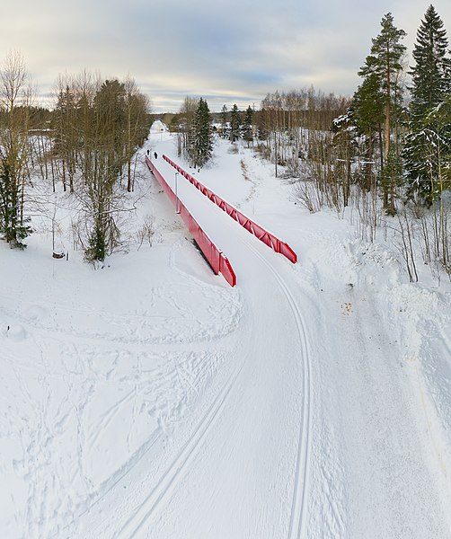 File:Pedestrian bridge at Matarinpuisto, Vantaa, Finland, 2021 February - 2.jpg