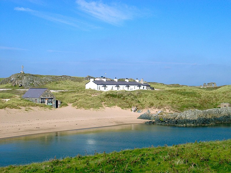 File:PilotscottagesonLlanddwyn.jpg