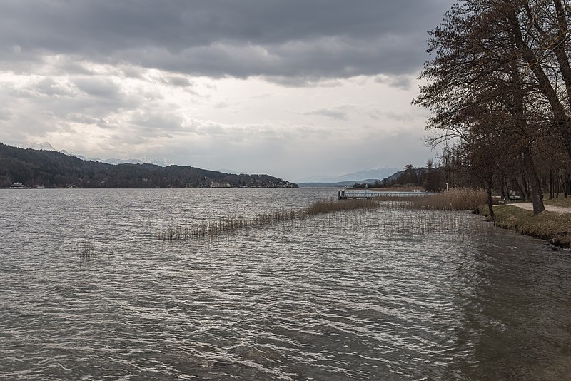 File:Poertschach Halbinselpromenade Landspitz Blick Richtung Dellach 23032016 1083.jpg