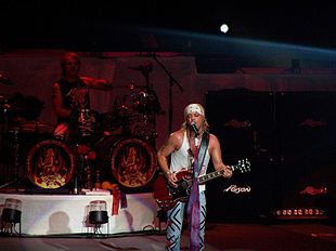 Bret Michaels e Rikki Rockett durante un concerto dei Poison al PNC Bank Arts Center di Holmdel, NJ il 6 agosto 2006