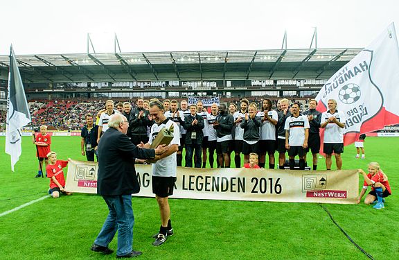 Pokalübergabe durch Uwe Seeler an das Team Deutschland