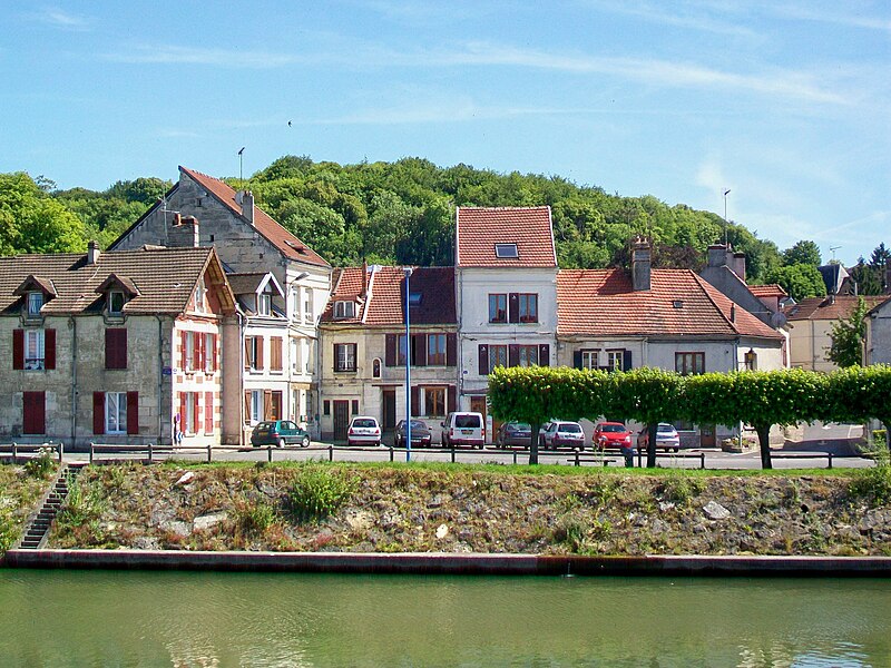 File:Pont-Sainte-Maxence (60), quai de la Pêcherie, place St-Pierre 26.06.2011.jpg