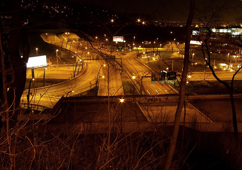 File:Praha, Smíchov, světla Strahovského tunelu a tunelu Mrázovka.JPG