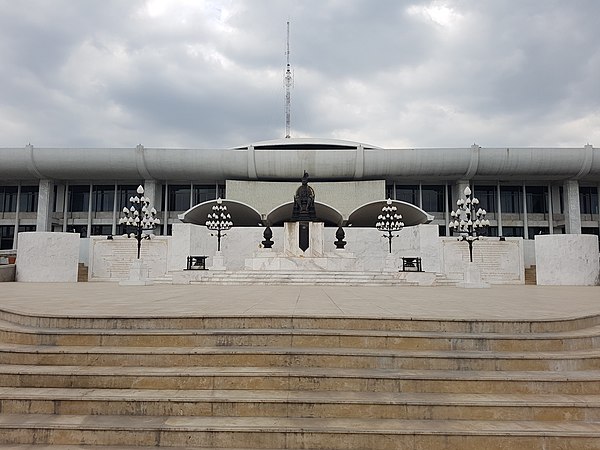 Statue of King Prajadhipok in the front