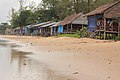 Жилища кхмеров вдоль берега