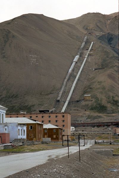 File:Pyramiden Svalbard 1.jpg