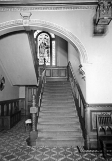 Staircase with stained glass window depicting Robert the Bruce, 1950 Queensland State Archives 1482 View at Government House Main Stairway stained glass window shows Robert Bruce 11 May 1950.png