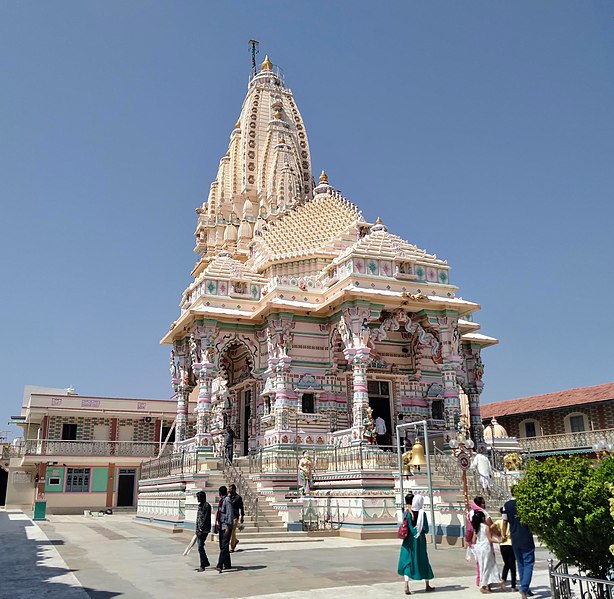 File:Ramdevpir Temple, Piplidham, Gujarat.jpg