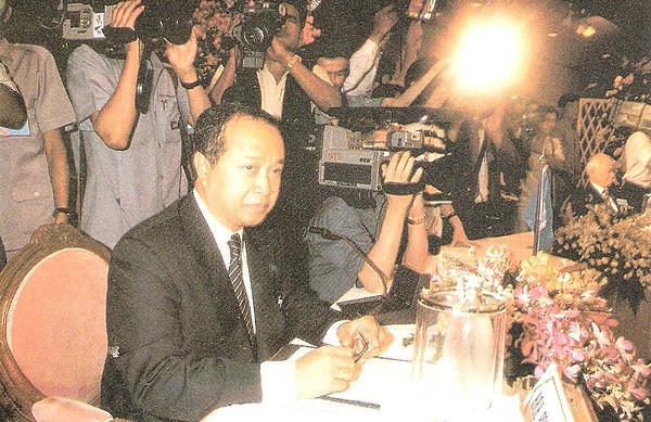 Ranariddh giving a press conference to journalists in 1993