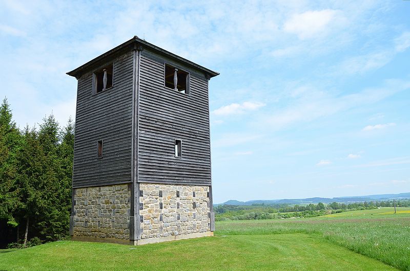 File:Reconstructed watchtower WP 12-77 in the Mahdholz, Raetian Limes, Germany (17793579616).jpg