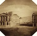 Recreació del primer daguerreotip fet a Espanya per Ramon Alabern el 1839 amb una vista dels Porxos d'en Xifré i la Llotja de Mar. Imatge mirall.