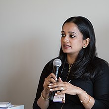 Rhea Mazumdar Singhal na godišnjem summitu YGL Alumni 2018. (45381207842) (obrezano) .jpg