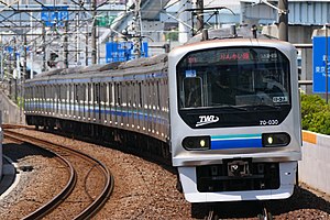 りんかい線東雲駅に入線する70-000形