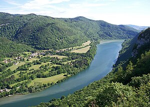 Rivière d' Ain et hameau de Bombois (Matafelon-Granges) depuis Corveissiat.jpg