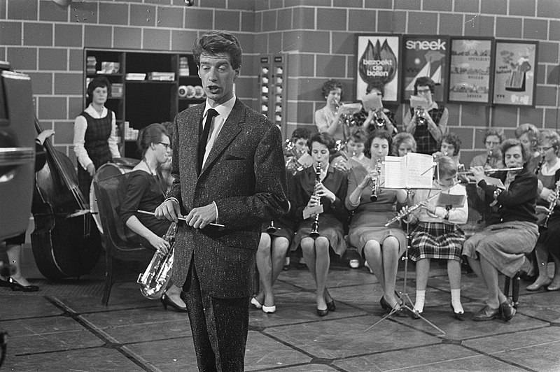 File:Rudy Carrellshow , Rudy Carrell met dames orkest, Bestanddeelnr 914-5162.jpg