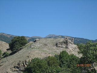 Ruins of Oti Fortress, Georgia.JPG