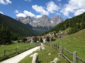 S-charl und das Val S-charl, im Hintergrund Piz Mingèr (links), Piz dals Vadès (Mitte) und Piz Pisoc (rechts).