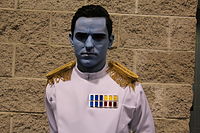 Man utklädd till romanens huvudantagonist, den kejserlige storamiralen Thrawn.