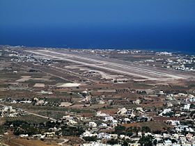 Uitzicht op de luchthaven vanaf het oude Thira.
